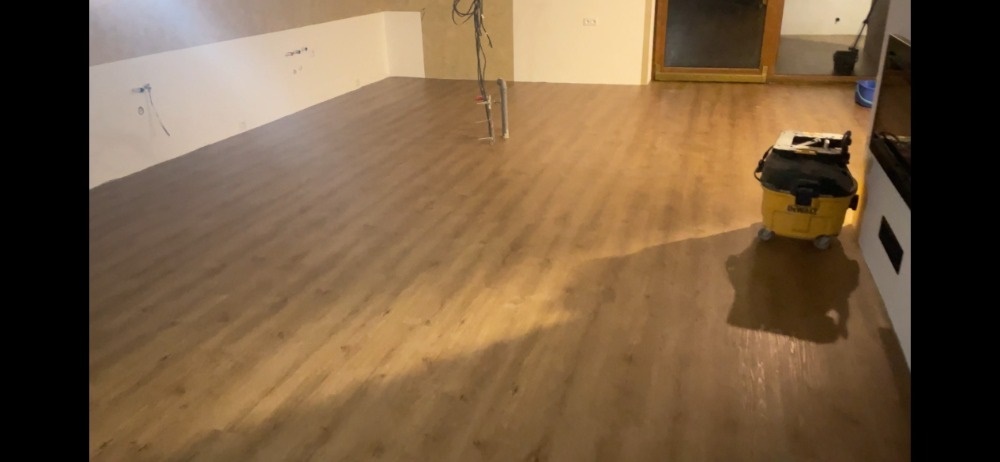 Pokládka vinylových dílců lepených (realizace Čerčany)