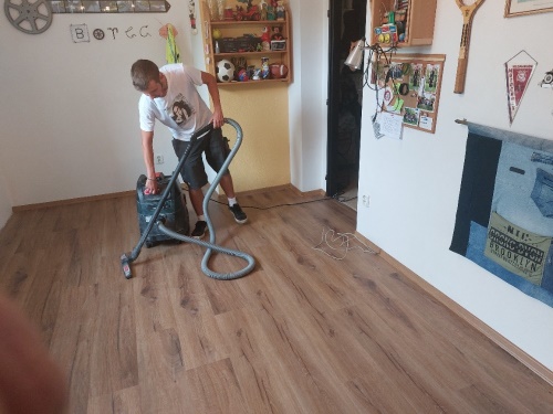 Pokládka vinylových dílců se zámkem (realizace Choceň)